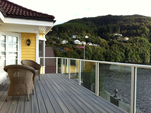 Plastmo_Railing_Hvit_frontmontert2.JPG