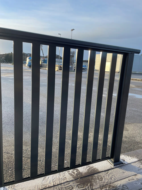 Spilerækværk-ved-butik-4.jpg