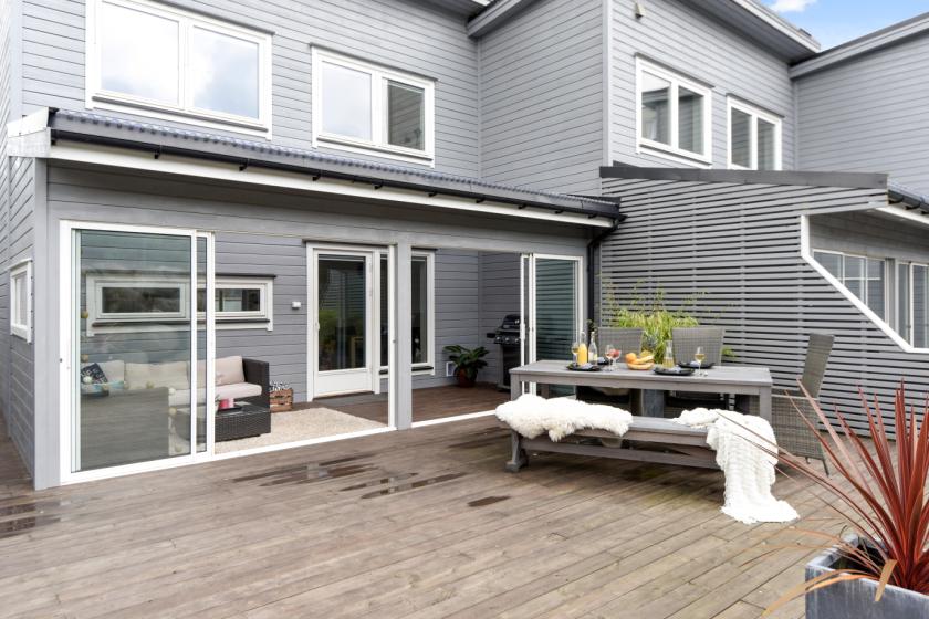 Terrassetak på utestue med sorte takrenner