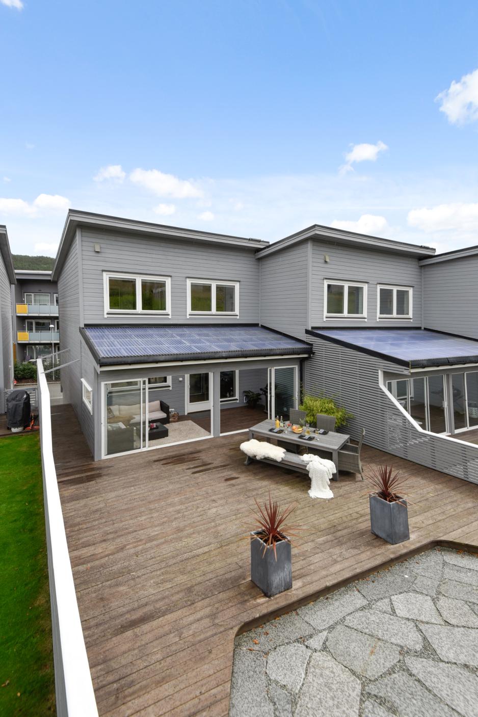 Terrassetak på utestue med sorte takrenner