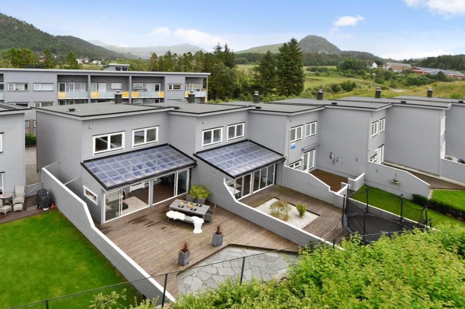 Terrassetak på utestue med sorte takrenner