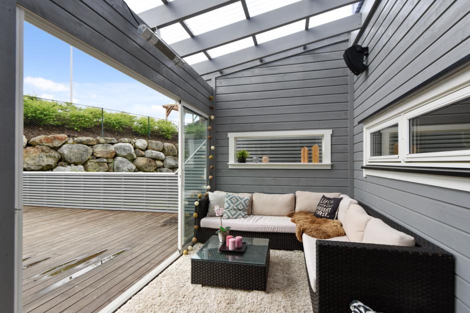 Terrassetak på utestue med sorte takrenner