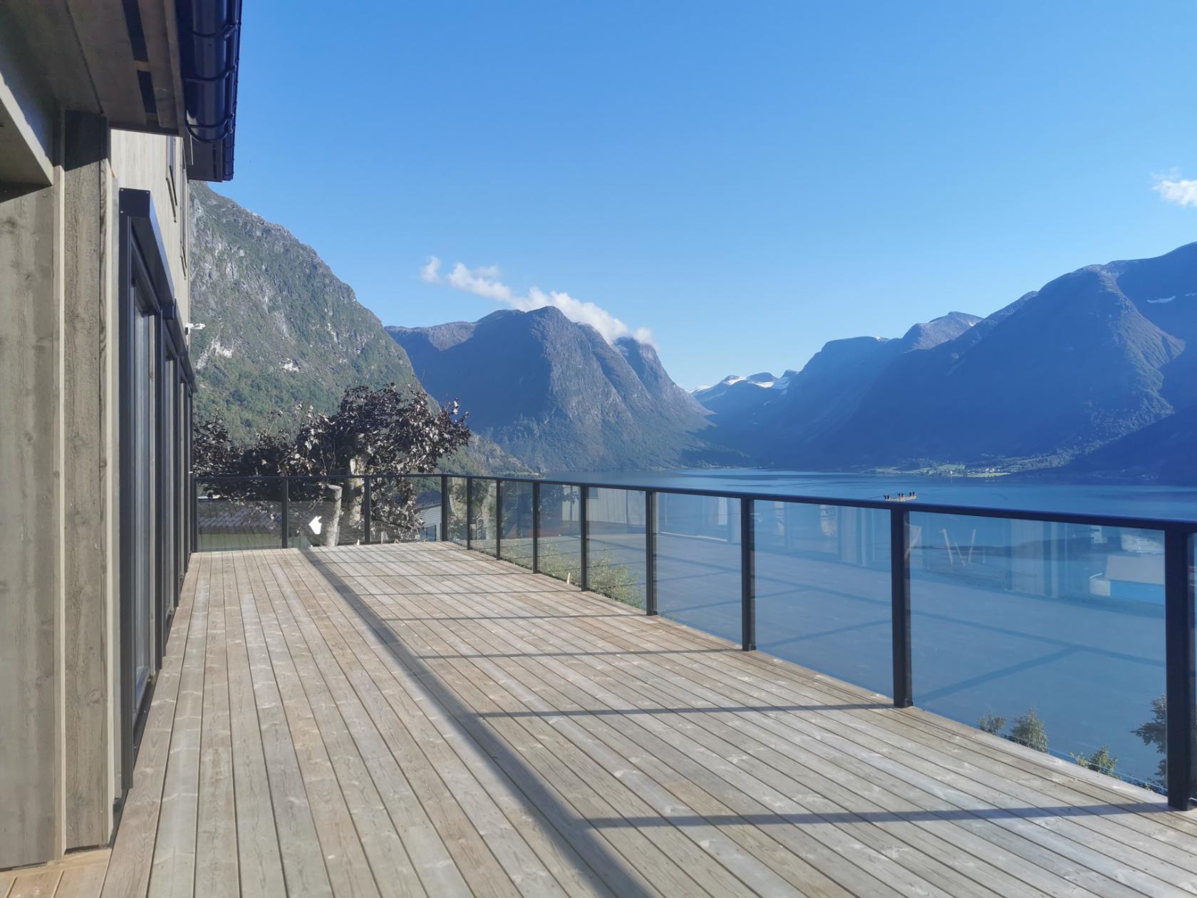 Glassrekkverk i vakre Stryn