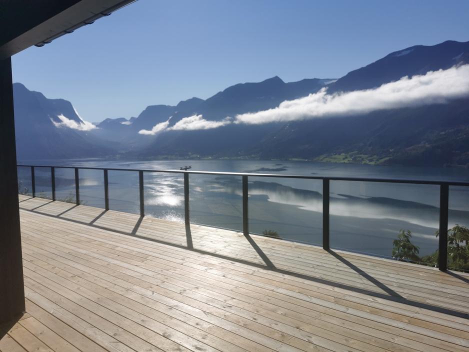 Glassrekkverk i vakre Stryn