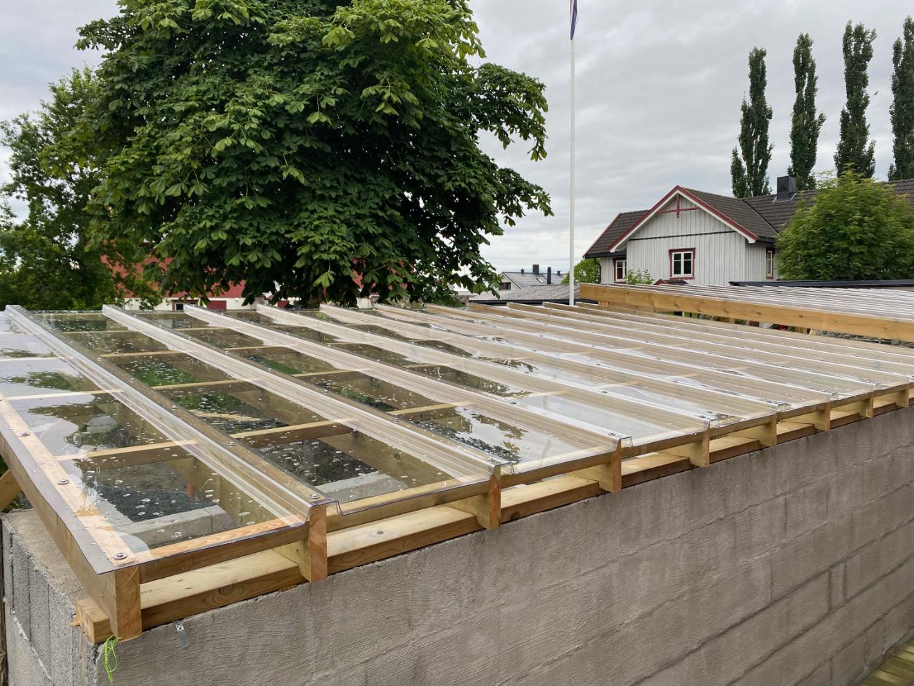 Tak i glasslignende design